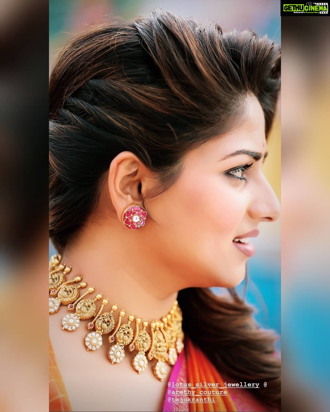 Rachita Ram Instagram - 🌺Hege kanasta iddini 😉 Comment Madi♥️ . . . . . . . . . . #RachitaRam #kannada #sandalwoodactress #nabhanatesh #Gorgeous #SouthIndian #Karnataka #KannadaActress #Indian #payalsharma #Tollywood #TollywoodActress #sandalwood #teluguactress #Mysore #kfi #radhikakumarswamy #rashmika_mandanna #rachitaram #haripriya #amulya #ashikarangnath #pooja #kicchasudeep #yash #darshan #punithrajkumar #appu #shivarajkumar