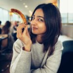 Radhika Apte Instagram – Corny #cornribnotsure 📷 @cloverwootton #sundaybrunch #londonboatparty with @alyssabluett.art #thejibbles