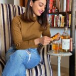 Radhika Apte Instagram - Ours is an Old Fashioned kinda love. 😉 Cheers! Here’s the recipe for ya’ll to try: Lots of ice in a lowball glass Pour 50 ml Copper Dog whisky 5 ml Brown rich sugar syrup (2:1 brown sugar:water) 2 Dashes Angostura bitters Orange twist as garnish @copperdogwhiskyindia #spon #CopperDogWhisky #CopperDogIndia #DrinkResponsibly