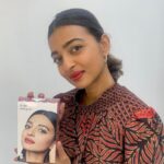 Radhika Apte Instagram - This Festive season give the gift of #HappySkin to your loved ones 🌟 Keep swiping right to know all the @cliniuqe_in's gifts I have curated for my friends and family 💜 🎉 Don't forget to shop India-exclusive Shine & Glow Kit, curated by me for you - Enjoy 20% savings on the Shine and Glow Kit available for INR 2800 on @mynykaa. Use my exclusive code RAKCL-DIWALI to get exciting Diwali goodies 👩🏻 🎉 Shop for INR 3800 and avail two deluxe samples free on @shoppers_stop and @sephora_india ✨ 🎉 Shop for INR 1500 and avail an exciting free sample on @myntra and @letspurplle ✨