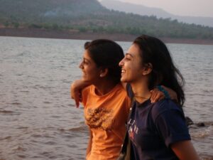 Radhika Apte Instagram - Rachna.. Look what I found!! I don’t even remember where this was!! My birthmark on my cheek was still there.. then one day it started fading away.. this seems like from another life! #old #collegegirls #bestfriends #friendsforever 🦋