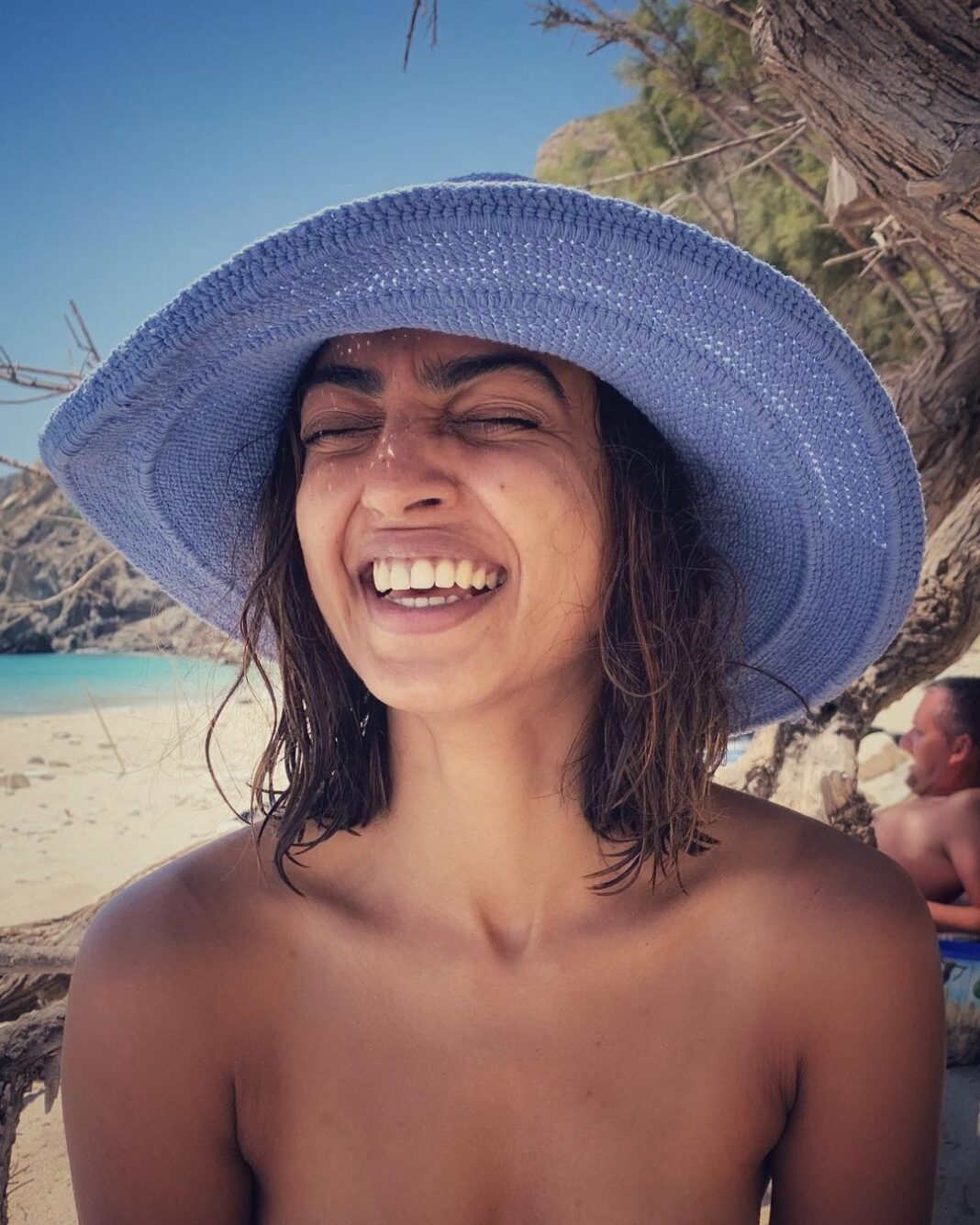 Radhika Apte Instagram - When the happiness is so strong and so much of pure joy is bubbling inside and all you can do is laugh 😃 #purehappiness #purejoy #nakednakedeverywhere #birthsuit #wasnotbornwiththehat #cleanbeaches #cleanwater with @rozspeirs 🥰 Δονούσα