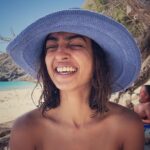 Radhika Apte Instagram - When the happiness is so strong and so much of pure joy is bubbling inside and all you can do is laugh 😃 #purehappiness #purejoy #nakednakedeverywhere #birthsuit #wasnotbornwiththehat #cleanbeaches #cleanwater with @rozspeirs 🥰 Δονούσα