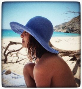 Radhika Apte Instagram - Holding on to my hat 👒 #beachlove #nakedbodies #hatbyhat #thebestwater #favouriteplace #ageansea #branching #peacewithin #λιβαδιδονουσα