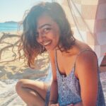 Radhika Apte Instagram – Oranged #beachreading #sun #summer #afteradipinthesea #beachhair #beachtan #bliss 🍊@rozspeirs Δονούσα