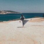 Radhika Apte Instagram – A kick from the Rose (Roz) #anewwalk #sillywalk #beachbums #travels #seal @rozspeirs 🌹 Καλοταρίτισσα Δονούσας