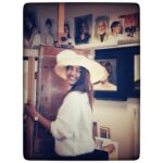 Radhika Apte Instagram - With @alyssabluett.art ‘s paintings and @ionamontgomery ‘s hat 🥰 #london #lockdown #artistallaround 📷 @alyssabluett.art #alyssaphotography #friendzonesafezone 😆 London, United Kingdom