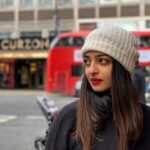Radhika Apte Instagram - 🎄+ 🎁+☕ = in London is always a good idea! Enjoying a perfect cup of coffee, wandering around the streets, visiting the iconic monuments and shopping my heart out – What a priceless experience from my travels!!! Swiping my @mastercardindia @hdfcbank helped me earn 1% CashBack on all my spends and made this trip even better. Check out more offers here: https://offers.smartbuy.hdfcbank.com/offer_details/14191 #TravelWithMastercard #startsomethingpriceless