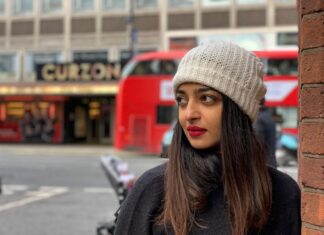 Radhika Apte Instagram - 🎄+ 🎁+☕ = in London is always a good idea! Enjoying a perfect cup of coffee, wandering around the streets, visiting the iconic monuments and shopping my heart out – What a priceless experience from my travels!!! Swiping my @mastercardindia @hdfcbank helped me earn 1% CashBack on all my spends and made this trip even better. Check out more offers here: https://offers.smartbuy.hdfcbank.com/offer_details/14191 #TravelWithMastercard #startsomethingpriceless