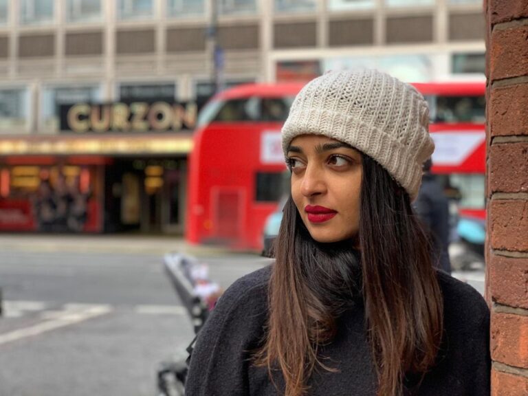 Radhika Apte Instagram - 🎄+ 🎁+☕ = in London is always a good idea! Enjoying a perfect cup of coffee, wandering around the streets, visiting the iconic monuments and shopping my heart out – What a priceless experience from my travels!!! Swiping my @mastercardindia @hdfcbank helped me earn 1% CashBack on all my spends and made this trip even better. Check out more offers here: https://offers.smartbuy.hdfcbank.com/offer_details/14191 #TravelWithMastercard #startsomethingpriceless