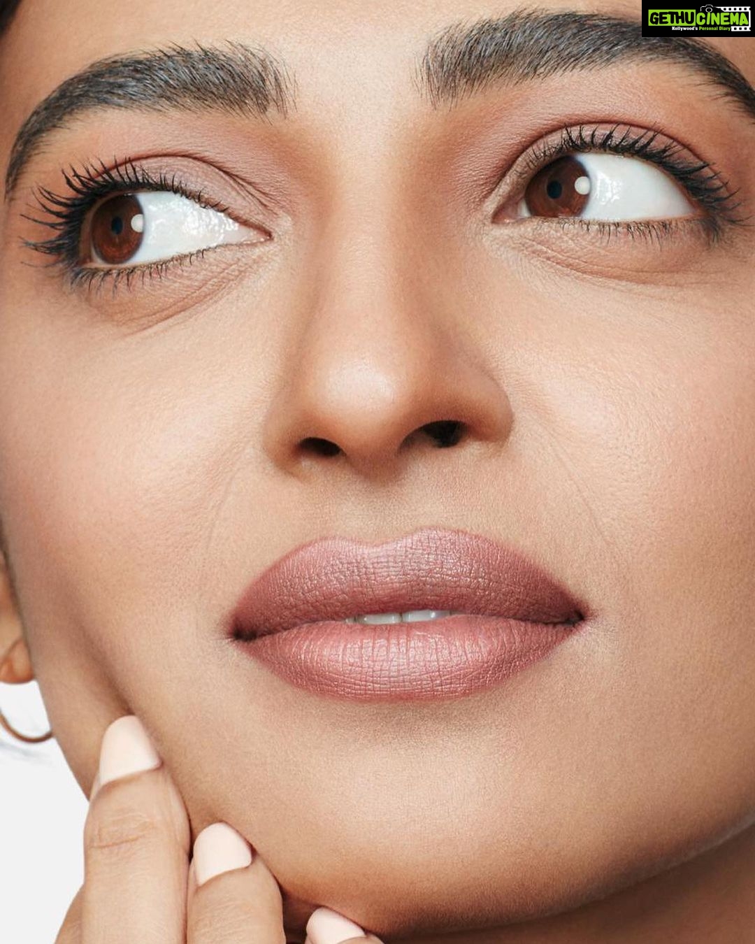 Radhika Apte Instagram - Just like you, I have many moods. Thankfully, I have a nude, for every mood, thanks to @clinique_in's shade match science. For the day, I opt for "Closer". For a casual day out, I'll reach for "Subtle" and to glam it up for the night, I'll turn to "Entwined". Which lip look do you love? #RadhikaXClinique #EvenBetter #FragranceFree #ParabenFree #HappySkin