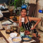 Radhika Apte Instagram - When with friends! 📷 @salomerebello 💋💋💋 #aboutlastnight #prolongedbirthdaycelebrations #loversandfriends
