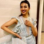 Radhika Apte Instagram - Backstage before hosting #htindiasmoststylish2019 thank you @falgunishanepeacockindia for making this beautiful piece for me 😘 stayed by @radhikamehta9 wirh @aakash86 wearing @jimmychoo hair and make up by @kritikagill ❤️ @herstoryjewels thank you for the ring! 💍