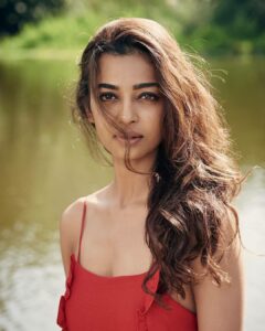 Radhika Apte Instagram - Photo taken by @prabhatshetty one Pune evening at the model colony lake.. where we as children used to go during Ganapati to request people not to do visarjan in the lake; save the life underwater. though the photo has nothing to do with that this is what it reminds me #justsaying #itsinstagramafterall 😉 #irrelevantbutrelevant #clearlyundersleptcaption