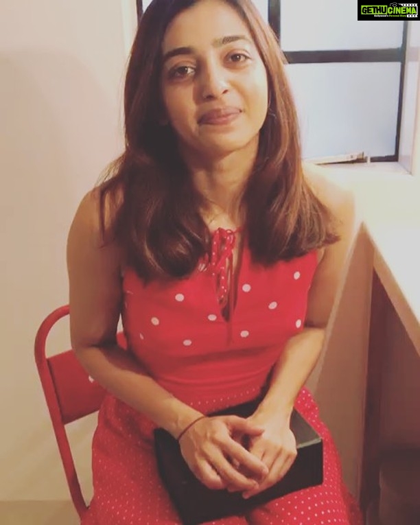 Radhika Apte Instagram - Hey Guys, This is how I manage to achieve flawless skin with minimal makeup. Stick to the basics to add a little drama and glamour to your everyday look. The 25o2 box consists of all the essentials for a quick make over before a work meeting or lunch with your girls. You can now shop the same on www.25o2.in and avail a 100% cash back! #RadhikaX25o2 #HaveBeautyYourWay @2502official