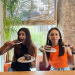 Rakul Preet Singh Instagram – 🤎🤍• The good kind of cheaters 😋 @rakulpreet

#foodies #foodforlife #yogamumbai #cleaneating #wellness #mumbaiyogis #rakulpreet #anshukayoga