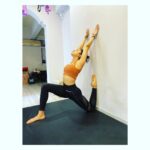 Rakul Preet Singh Instagram - Body isn’t stiff , Mind is ❤️ #yogamornings #stretchandstrengthen @anshukayoga 😘