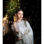 Rakul Preet Singh Instagram – Be your own kind of spectacular sparkle ❤️❤️ happpy and sparkling Diwali 🪔 Outfit: @manishmalhotra05 
Jewelry: @archithanarayanamofficial @tyaanijewellery 
Styling : @geetikachadhaofficial @chaks_makeup @rangdephotography @manishmalhotraworld