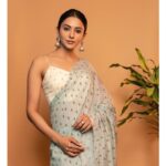Rakul Preet Singh Instagram - Handloom sarees are love ♥️ As beautiful as they look, handweaving is a long and painstaking process. Let's respect the craft and support weavers during tough times like these. #weaveinsupport @neeraja.kona @kaluvabynk