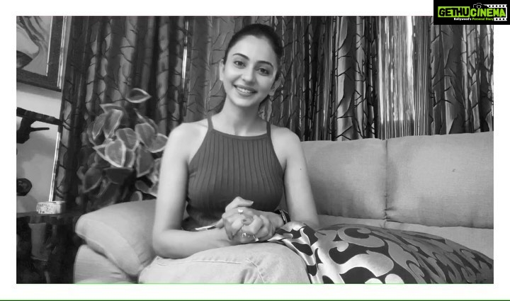 Rakul Preet Singh Instagram - Today, we are at war with a virus that is ravaging communities. We need to come and fight as one to win the war on the Coronavirus. And the first step to that is good health - for each one of us and our families. With medical services overloaded, and expert care already stretched thin, it is extremely important to get the right medical assistance, and get it on time. With the Swasth app, there is a safe way for you to get a test for Covid-19 done, check the availability of beds in the nearest hospital, or even get medicines delivered to you - all this from the safety of your home, using just your phone. Log on to www.swasth.app - stay safe and keep your family safe. “Toh Aao, Saath Chale, Swasth Chale! Kyunki Sabse Pehle Swasth” @swasthorg #sabsepehleswasth
