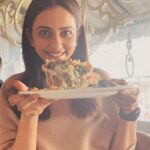 Rakul Preet Singh Instagram - Lucknow mei basket chaat nahi khaaya, toh kya khaaya! I believe we all need some treat meals once in a while and @munmun.ganeriwal agrees too. She says, just eat your chaat at the right time, between 1pm to 4pm. Not for dinner, guys! And not more than once a week!! I feel so content and and you can clearly see the excitement on my face 😝😁 so when are you treating yourself ?