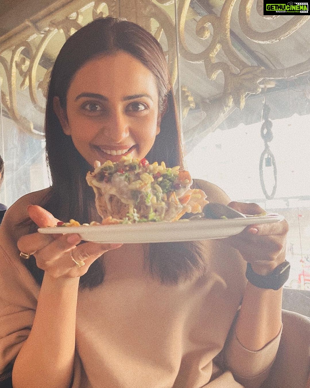 Rakul Preet Singh Instagram - Lucknow mei basket chaat nahi khaaya, toh kya khaaya! I believe we all need some treat meals once in a while and @munmun.ganeriwal agrees too. She says, just eat your chaat at the right time, between 1pm to 4pm. Not for dinner, guys! And not more than once a week!! I feel so content and and you can clearly see the excitement on my face 😝😁 so when are you treating yourself ?