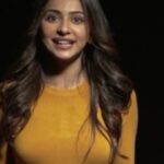 Rakul Preet Singh Instagram - Utna aasan nei tha to connect with you all, but now it's easy with @helo_indiaofficial - Look for my verified handle - Rakul Preet Singh