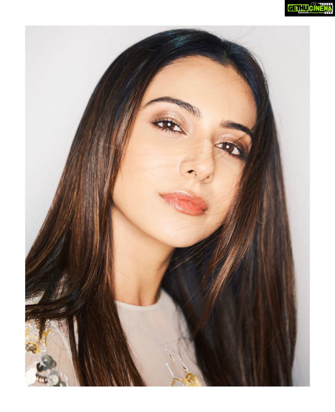 Rakul Preet Singh Instagram - My superpower is CALM !! What’s yours 😜Happy Sunday !! #meditate #relax #laugh #spreadsmiles @im__sal @aliyashaik28