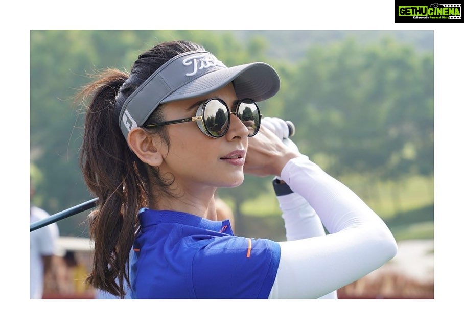 Rakul Preet Singh Instagram - What better place than to be here at the Isha Golf Jaunt, Pune.. where each strike of the ball is shaping the lives of thousands of children who can no more be called underprivileged! 😀😀 ~1st Dec'19 Pune #ishavidhya #ishagolfjaunt #golftoeducate #teeforishavidhya @ishafoundation @ishavidhya @sadhgurujv @sadhguru