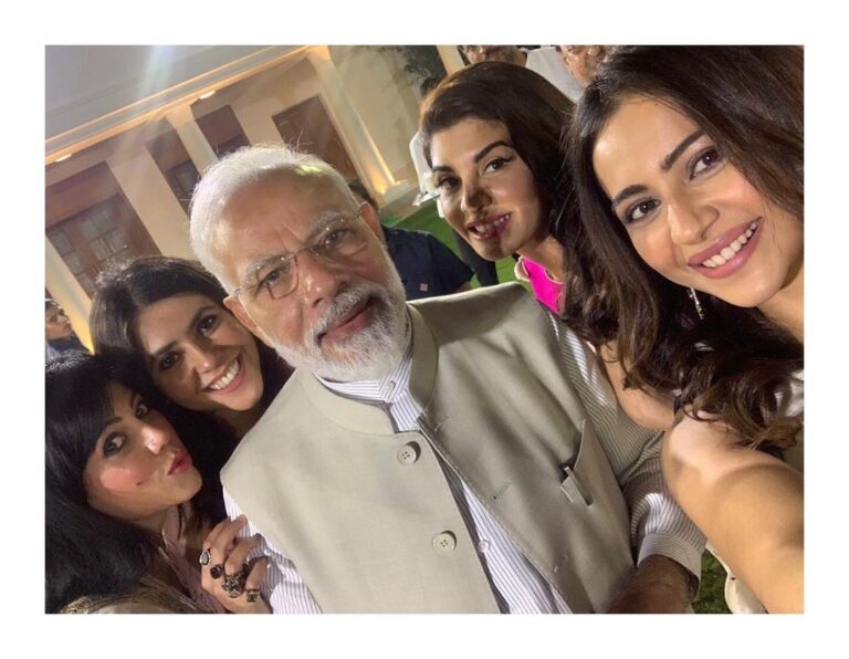 Rakul Preet Singh Instagram - This has to be the best selfie I have ever taken ! ❤️ honoured to meet our PM @narendramodi ji and discuss the #changewithin initiative on how the film industry can positively impact the society. Such a charismatic man and so impressed by his ideas and efforts!! Change has to begin from within and if each one of us just understands our own responsibility we will make India a better nation to live in .. it’s our country , let’s treat it like our Home 🙏🙏