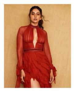 Rakul Preet Singh Instagram - For the love of RED!! ❤️❤️❤️#voguebeautyawards Styled by the lovely @tanghavri, assistant stylist @ekkta_shah , gown by @aadnevikofficial heels @charleskeithofficial makeup @im__sal hair @aliyashaik28 Photographer @kadamajay
