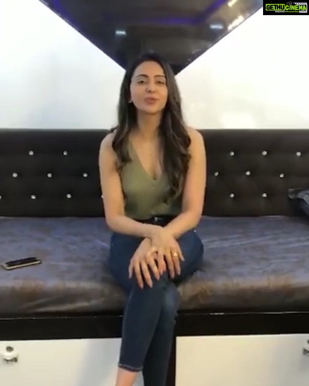 Rakul Preet Singh Instagram - I took the #MakeYourMoov challenge by @Moov.India as a part of the #FitIndiaMovement! I now challenge @ajaydevgn, @actorprabhas, @ranadagubatti, @mohanshakti, @urstrulymahesh and @alluarjunonline to show us their fitness moves! Join us in making India a fitter nation! @moov.india #FitIndia #makeyourmoov
