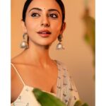 Rakul Preet Singh Instagram – With hope in my heart for an even  better tomorrow filled with love , respect , humanity , equality and freedom of making the choices we wish to wishing all of you a veryyyy veryyy Happy Independence Day 🇮🇳 Saree and jewellery – @kaluvabynk
📸 – @artem.enterprise @neeraja.kona #manmadhudu2 Independence Day special !