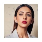 Rakul Preet Singh Instagram - My insta family is now 10 MILLION❤️❤️❤️ you all give me sooooo much joy!! Can’t thank you enough for all the love that I have received over the last few years ! Here is a promise to try my best to not disappoint you all with the work I do. Love you my ten million ❤️❤️❤️ hugssssss 💃💃💃🤗🤗😀😀