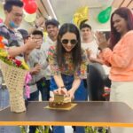 Rakul Preet Singh Instagram – What a lovely surprise I was welcomed to ! Blessed to have the besttttt team 🤗❤️ I loveeeeeee u @im__sal @aliyashaik28 ! Thnkuuu for the best morning 😘😘 #prebdaycelebrations🎉 #bdayweekend