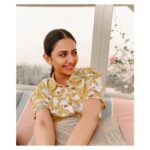 Rakul Preet Singh Instagram - Share your smile with the world and make it a happy place ❤️ Sunday sundowner vibes 💗 @essmartypantss photo courtesy 😝