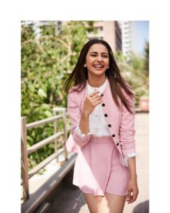 Rakul Preet Singh Instagram - There is always a reason to smile 😃 find it !! For @dedepyaarde promotions in Outfit @perniaqureshibrands Shoes @heatwaveshoeshq Makeup @ajayvrao721 Hair @aliyashaik28 Photographer : @venurasuri Styling : @tanghavri @nidhijeswani