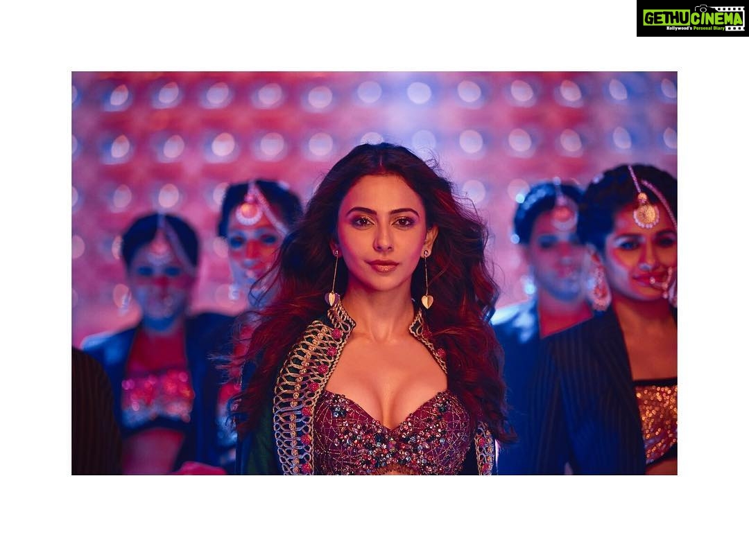 Rakul Preet Singh Instagram - Waiting for @DeDePyaarDe's next beat got me like 💁♀ @ajaydevgn @tabutiful. @im__sal @aliyashaik28