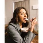 Rakul Preet Singh Instagram - The biggest myth that WHITE RICE is UNHEALTHY.. well guess what it’s not 😀@rashichowdhary recommends I eat some white rice at lunch to get some good clean carbs ❤ Add a Tbsp of ghee into it and you’ll have a better control over your blood sugar levels! It will not spike your insulin when you add ghee and will keep you fuller for longer 😀😀