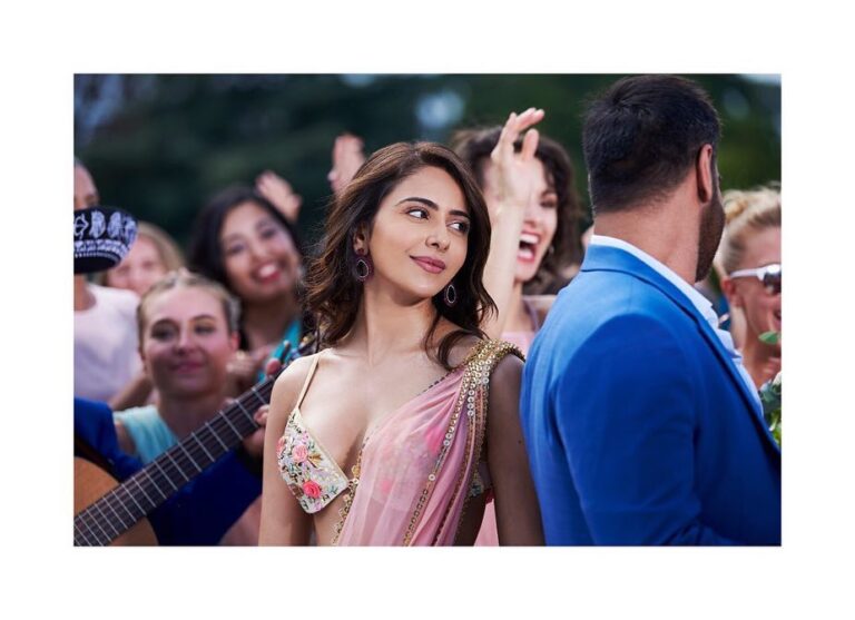 Rakul Preet Singh Instagram - #vaddisharaban out now 😀😀 can’t hold my excitement ..such an amazing experience shooting this super fun song ! Thankuuu @boscomartis for bringing out the non existent sharaban in me 😝 and can’t thank everyone from the team enough for giving me this lovely number ❤️❤️❤️ and bigggg thankuuu to my trainers @kunalgir @smackjil @coachanu for getting me in this best shape 💪🏻💪🏻 makeup by my darling @im__sal and hair by my lovely @aliyashaik28 styled by @niharikabhasinkhan21 ❤️#dedepyaarde on May 17th .. if you haven’t checked out the song yet Do it nowwww.. link in bio 😀
