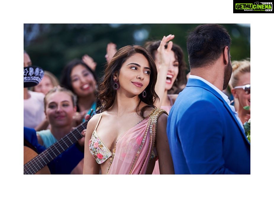 Rakul Preet Singh Instagram - #vaddisharaban out now 😀😀 can’t hold my excitement ..such an amazing experience shooting this super fun song ! Thankuuu @boscomartis for bringing out the non existent sharaban in me 😝 and can’t thank everyone from the team enough for giving me this lovely number ❤️❤️❤️ and bigggg thankuuu to my trainers @kunalgir @smackjil @coachanu for getting me in this best shape 💪🏻💪🏻 makeup by my darling @im__sal and hair by my lovely @aliyashaik28 styled by @niharikabhasinkhan21 ❤️#dedepyaarde on May 17th .. if you haven’t checked out the song yet Do it nowwww.. link in bio 😀