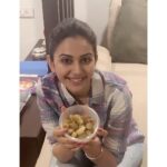 Rakul Preet Singh Instagram - Who says carbs are bad ?SLOW carbs is better than LOW carbs! And m soooo happy that @rashichowdhary makes me eat a bowl of my fav sweet potato everyday instead of a chapati for better gut and skin health! 😀😀 And the foodie in me loves to experiment by mixing it with broccoli or fish to make tikkis 👌👌👌 #healthtip #breakingmyths