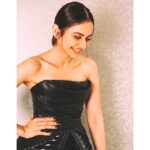 Rakul Preet Singh Instagram – And the times when the real you comes out cos you can’t pose for too long 😂 @trishasarang captures ! Mood behind the “slay mode “ @aasthasharma @mehakoberoi @reannmoradian