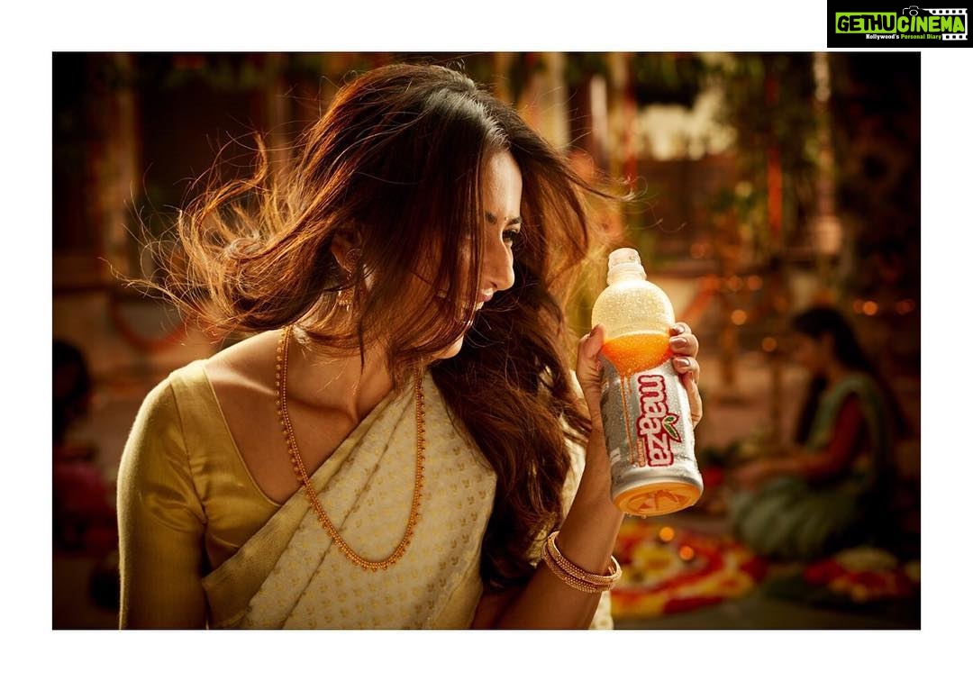 Rakul Preet Singh Instagram - A sip of magical freshness! #maazafeeling captured by #sureshnatrajan @maaza_mango @im__sal @aliyashaik28 @leepakshiellawadi #diljhoome ❤️💃❤️