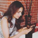 Rakul Preet Singh Instagram - Hey guys! As you can see, I’m super excited to play on the MPL app whenever I can squeeze in, even a little time! For the past week I’m completely hooked on to Pro Cricket. 🏏And the best part is you can win real money too. So what are you waiting for… Play. Compete. Win. ￼￼🏆 Download from Link in my Bio. @PlayMPL #MPL #GamesKheloPaiseJeeto #PlayMPL