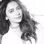 Rakul Preet Singh Instagram - Fire ignites even after they say "Pack Up" ! Super fun shoot with the magic lensman @avigowariker #postpackupshot #nofilter #notouchup #monochrome #shootdiaries ❤️ #bliss @im__sal @aliyashaik28