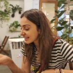 Rakul Preet Singh Instagram - Me talking , thinking , dreaming,drooling about food 🥘while I eat 😀😀happiest me!! #livetoeat ..pic courtesy - friends fed up of me talkin about food 😂
