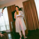 Rashmika Mandanna Instagram – Now, this is what I call being caught off guard 😄

@mikedesir @rivieralynn @stacey.cardoz @samrat.02