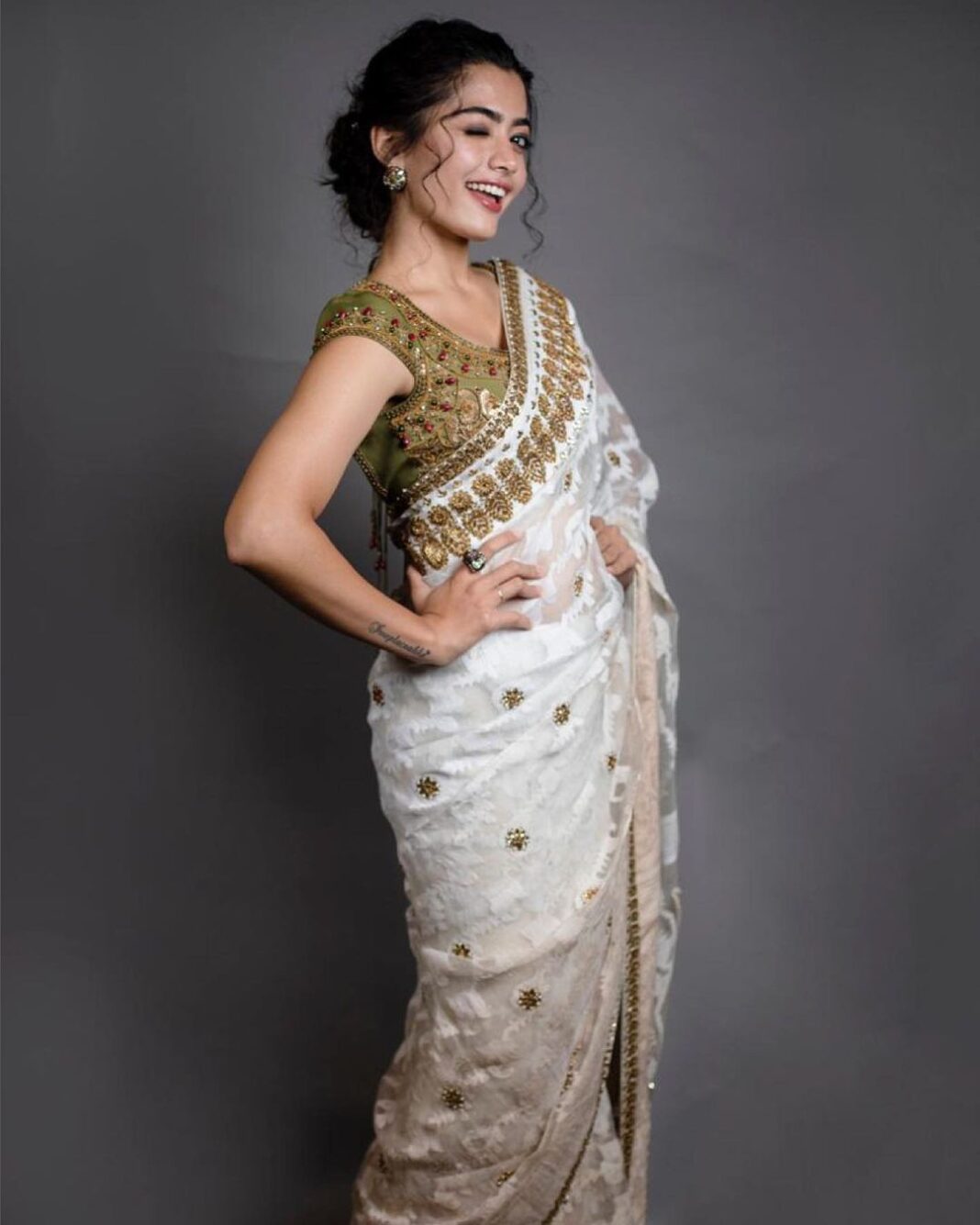 Rashmika Mandanna Instagram - 😉 📷- @kiransaphotography Styling- @queenandro_ Makeup- @makeupbyharika Saree- @houseofthreestudio Jewellery- @themauveunitx