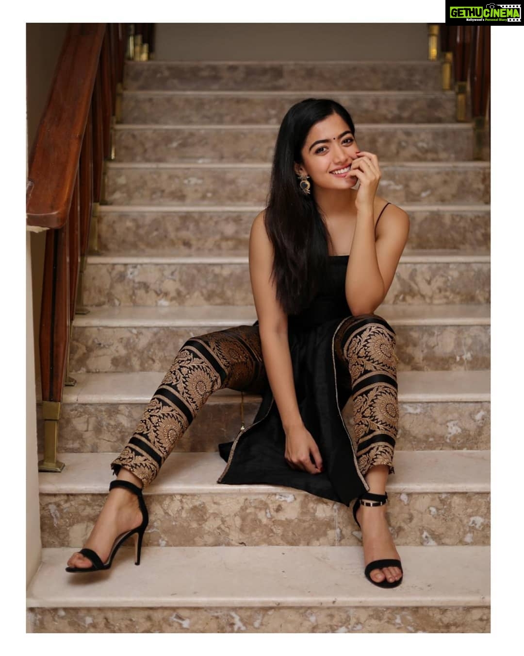 Rashmika Mandanna Instagram - Outfit by- @shradhaponnappaofficial 🐽 📸- @badarinathvenkatesh 🐒 Makeup/hair - me.🐒
